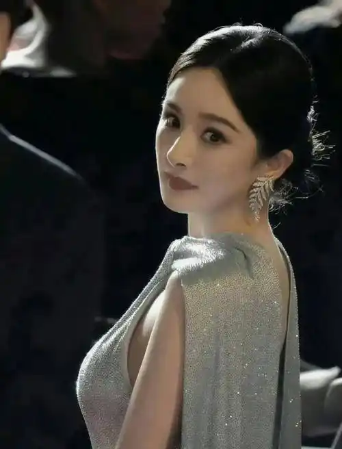 章子怡清场两分钟独走红毯,杨幂遭嘲?红毯现场真实揭秘