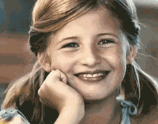 小女孩挑眉笑的表情包