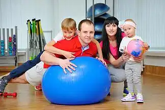 幸福的家庭在健身俱乐部.快乐运动家庭