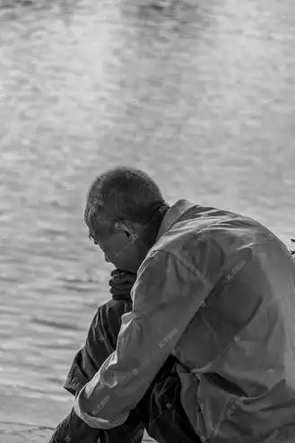 老人老者孤独坐在湖边