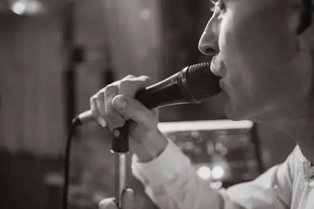 黑白照片.唱歌的男人一个特写照片