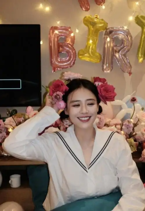 马思纯生日晒新照片头戴鲜花笑容靓丽
