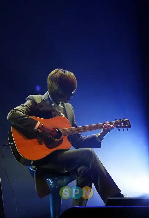 求图:抱着吉他的帅哥?