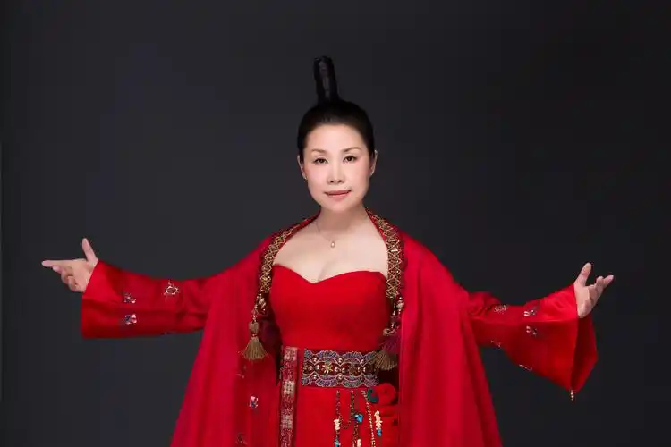 p>李雨儿,原名李雨,1977年7月9日出生于湖南省永州市东安县,中国内地