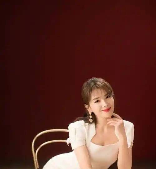 刘涛一身职业装拍照,手托整盘鲜花饼,却被大额头和发际线抢镜_杨幂