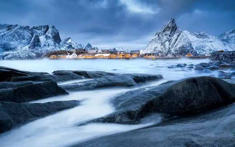 挪威村庄山雪冬天