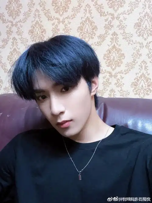 刘耀文熟悉的角落和角度自拍