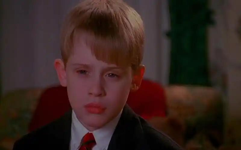 小鬼当家:男生使坏,熊孩子直接一拳过去,大型车祸现场