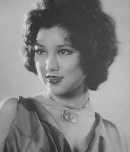 她年轻时的照片是这样:邵音音是香港著名的歌手,影视演员,也是第一代