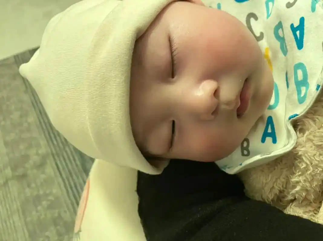 第174天.小宝宝在爸爸怀里也能睡的很开心#人类幼崽成长记  - 抖音