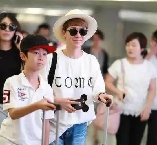 海清14岁儿子罕露面比海清高一头全程拉行李箱很贴心