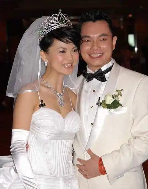 45岁周艳泓秀身材!情断李湘前夫后至今未婚,14岁女儿生父成谜