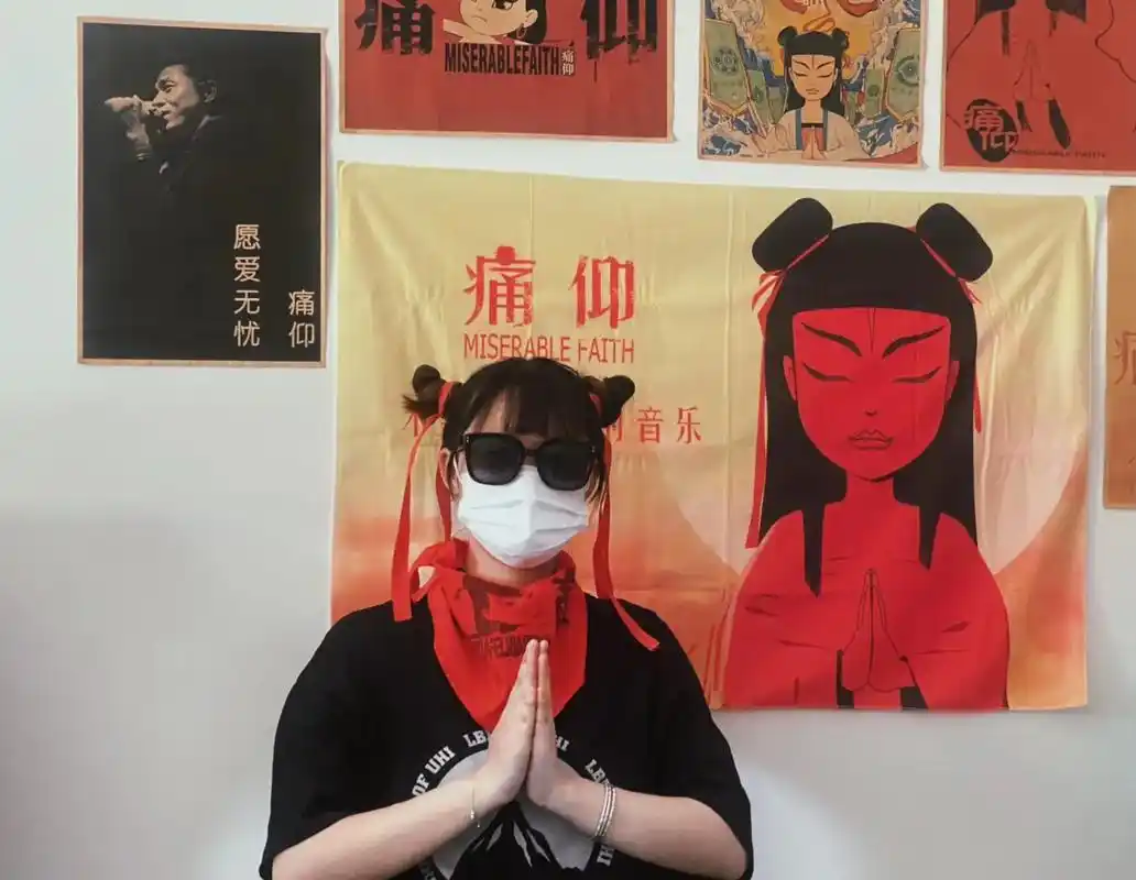 "保护姑娘 贯彻落实"#痛仰乐队 #萨菲娜 "有爱着有爱