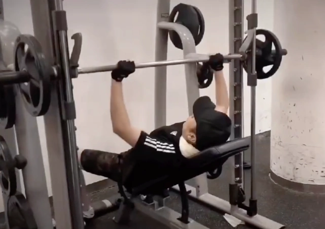 50岁于和伟豪宅内健身穿背心大秀健硕肌肉浑身是汗脸部通红