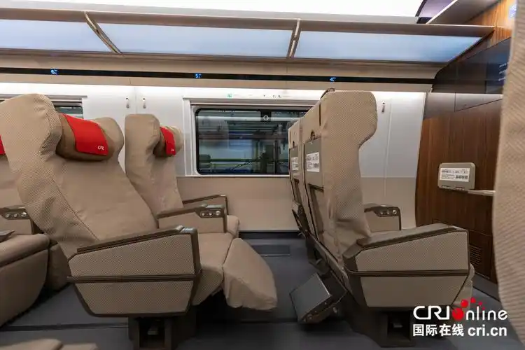 "复兴号"智能动车组车型一等座均设有电动腿托.(摄影:沈湜)