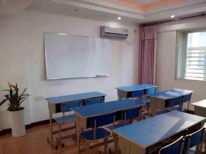 莘莘学子教育是一所致力于中小学主科培优的全方位课外辅导机构,拥有