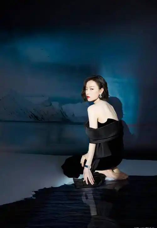 倪妮gq盛典红毯造型,一袭黑色露肩缎面丝绒高定,包裹曼妙身姿_漂亮