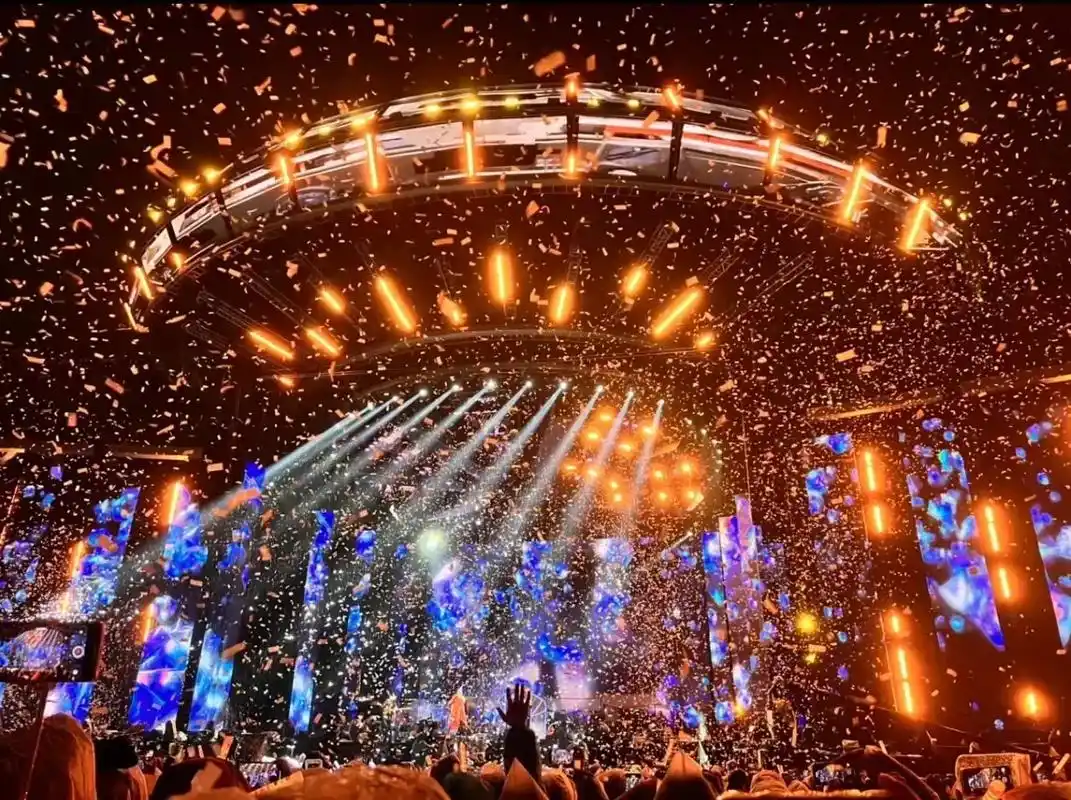 薛之谦 #薛之谦演唱会 满天飞舞的彩带是我在这场梦中唯一能 - 抖音