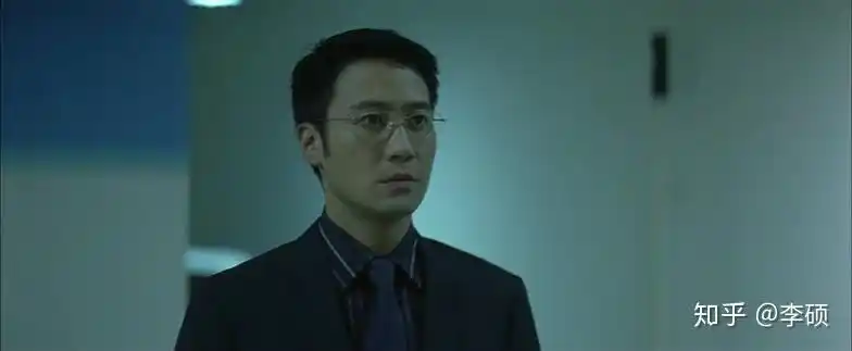 或许吧,由黎明饰演的杨锦荣是《无间道》系列电影中存在感最低的几个