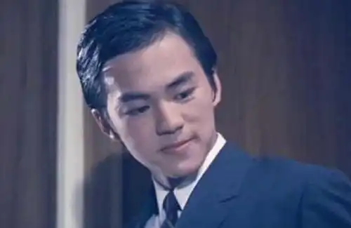 狄龙年轻帅气 称为香江第一美少年 眉间透着英气 武侠电影美男子