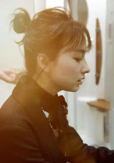 吴昕晒气质美颜照 还配了这样一段对话