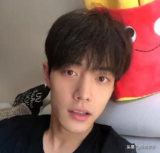 男星素颜出镜,肖战宋威龙依旧帅气,网友称罗云熙素颜男神