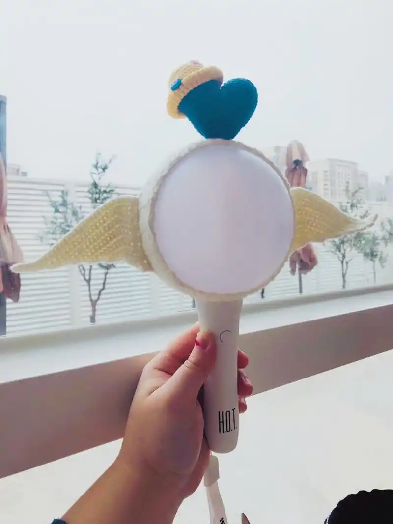 hot forever 为张佑赫演唱会做了应援灯罩