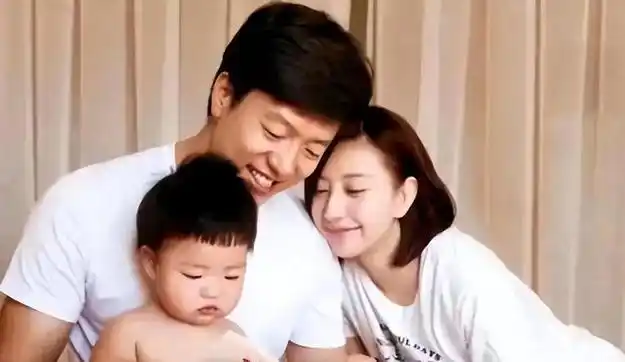 凌潇肃超市购物憔悴水肿头发炸毛网友形容像洪世贤流落街头