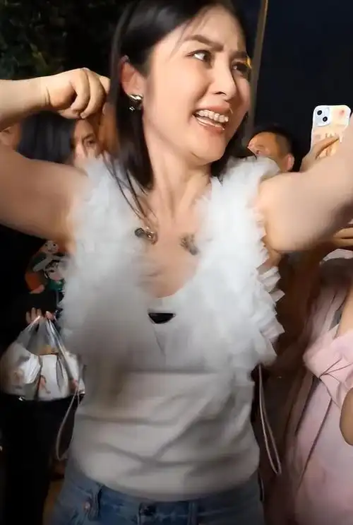 陈慧琳在街头献唱照曝光引热议,下巴处皱纹明显,评论区很精彩!