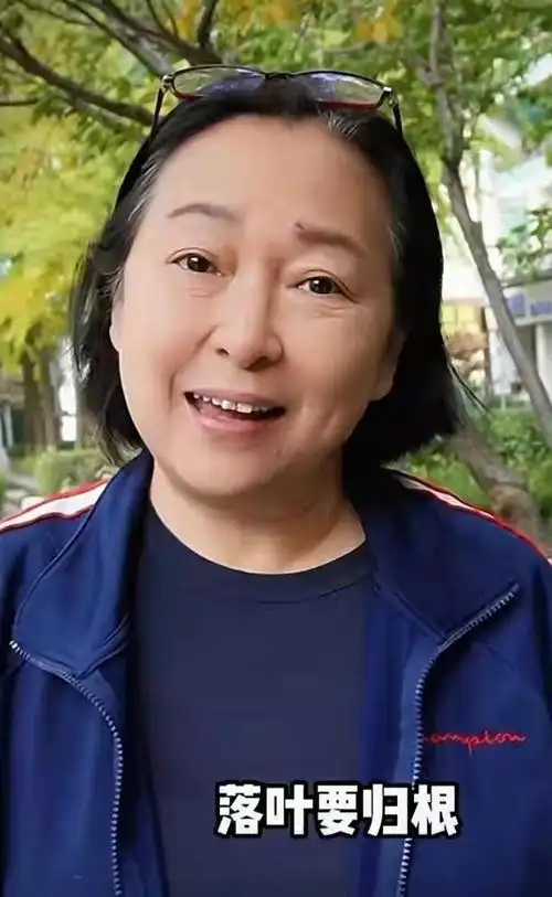 68岁台湾老戏骨方芳现身天安门观看升旗热泪盈眶感叹回家真好