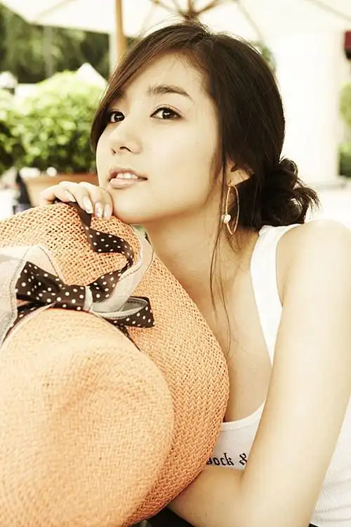 组图:韩星朴敏英海边拍画报 小背心衬精致容貌