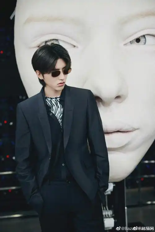 蔡徐坤未来感眼镜大片