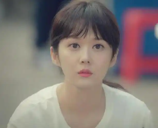 最近,韩国女演员张娜拉在社交媒体上发布了她的随拍照片,这引起了网友