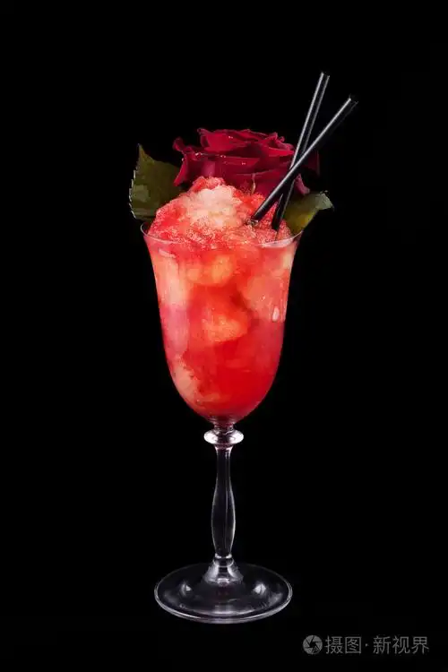 鸡尾酒与红玫瑰