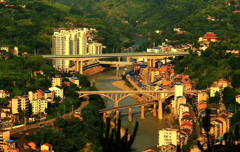 重庆綦江第一大镇,有两个火车站,其中一个还是高铁站!