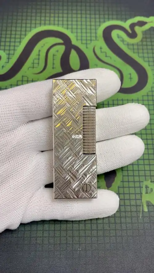 二手奢侈品打火机  #男士必备  瑞士登喜路打火机,银色经典锉刀纹.