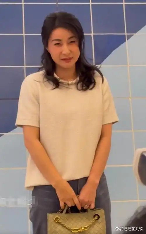 郭晶晶出席上海时尚活动外套被吐槽像男装一个细节却成功圈粉