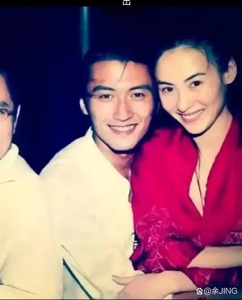 在一个炎热的曼谷夏日,陈小春和张柏芝一同前往旅游,张柏芝身穿性感