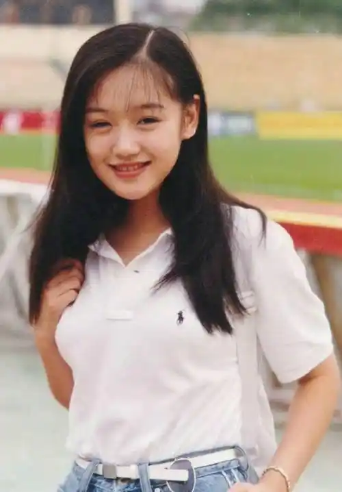 这张老照片记录了薛佳凝那时候的青春洋溢,少女感让人耳目一新.