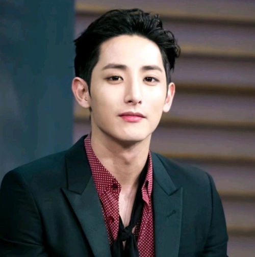 剧中他化身为孙艺珍的下属金秀贤,《高校处世王》中,李洙赫又成为了