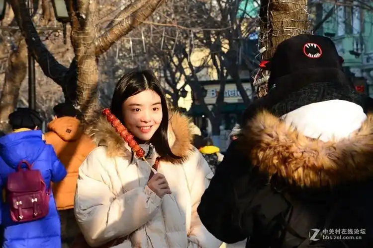 中央大街上手拿冰糖葫芦的美丽女孩儿20181227