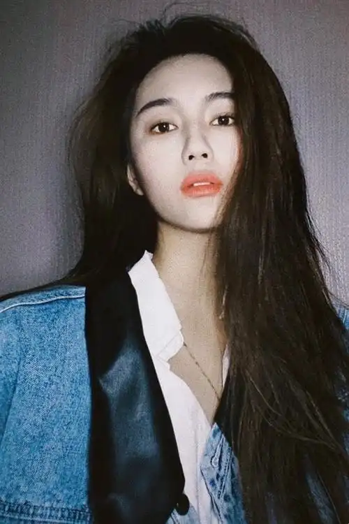 新谋女郎飞凡亮相首映礼红唇长发美艳明媚修身裙大秀好身材