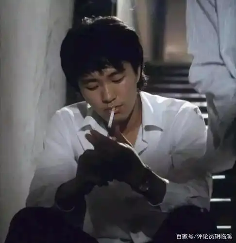 一张早期的图片,抽烟的星爷自信满满的