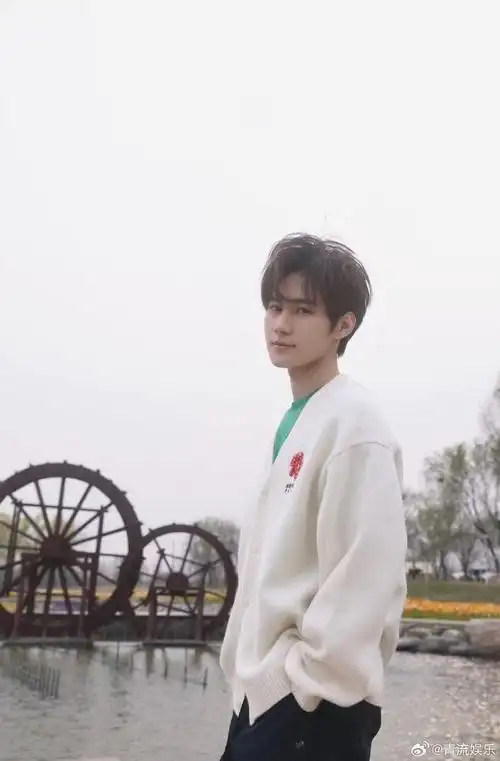 张真源水边拍立得##张真源白色针织毛衣##张真源春日花花随拍