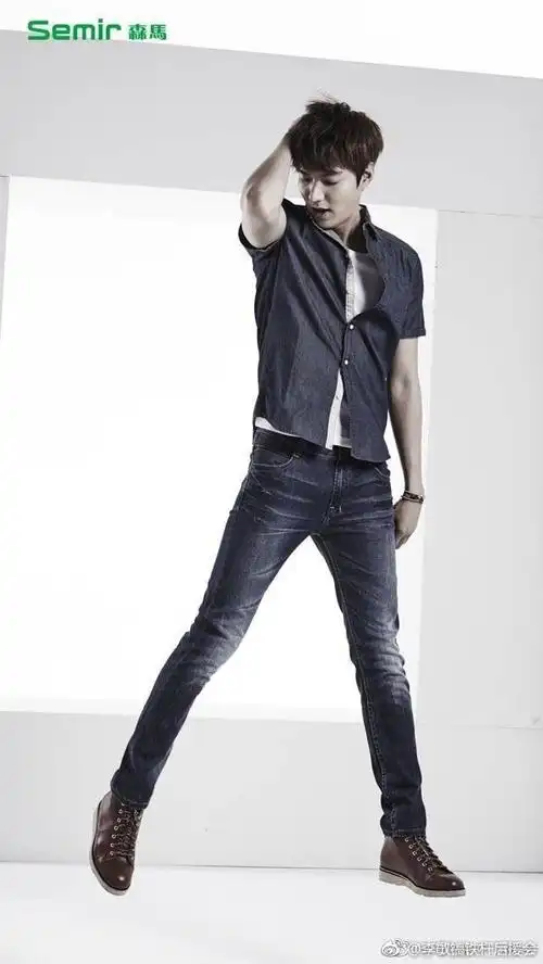 李敏镐 新闻 身高187的李敏镐每每现身机场,活动或是戏剧发表会,最引