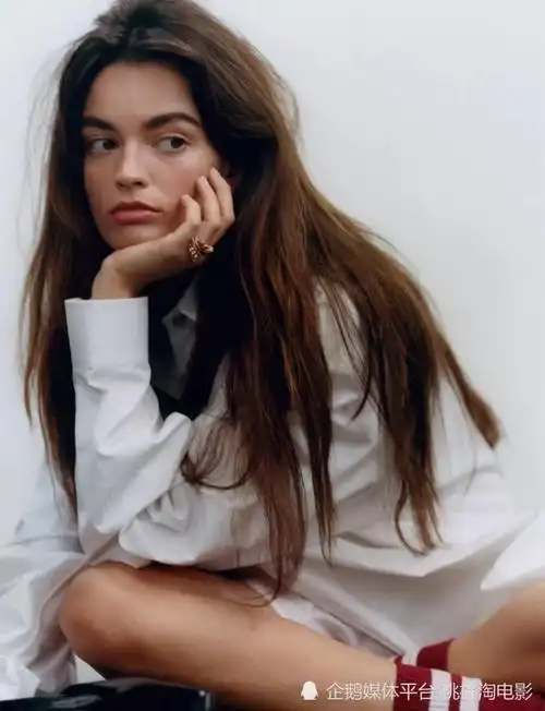 《性教育》女主角艾玛·麦基杂志大片,展现独特文艺气质-腾讯新闻