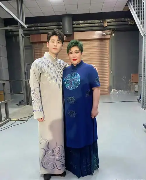 郭德纲老婆演出,染绿头发容貌大变,郭麒麟忙叫妈弯腰递水显谦卑最新