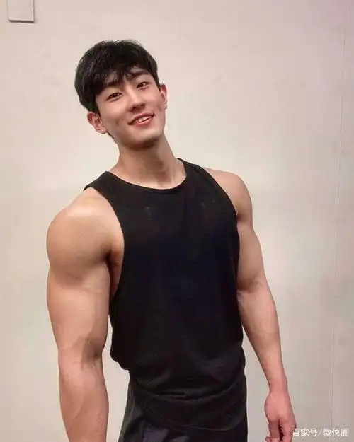 健身的狂热爱好者是帅气型男,胸肌,腹肌,麒麟臂都很圈粉