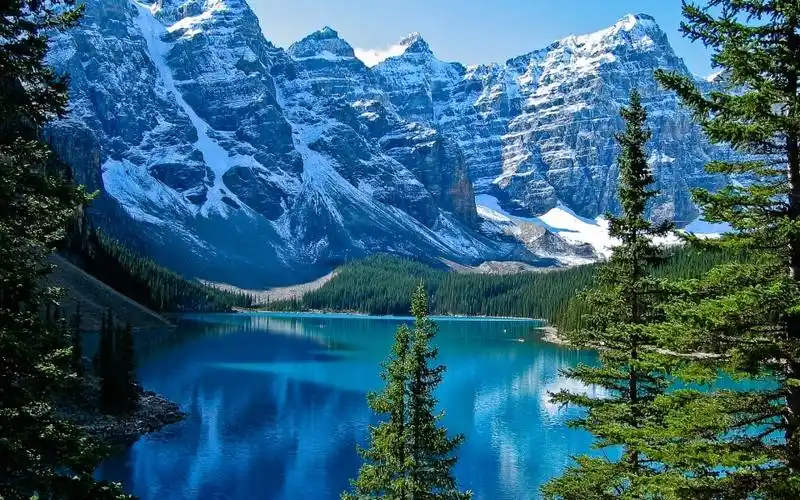 雪山森林和湖水梦幻野生大自然风景图片