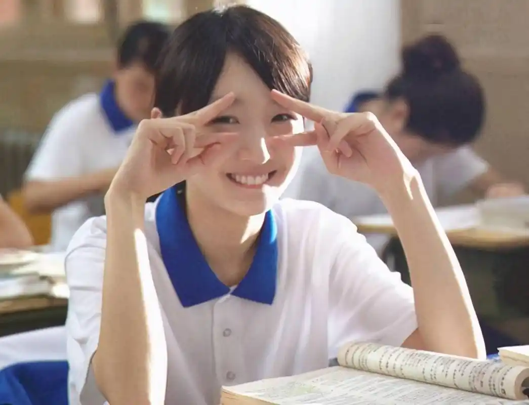 周冬雨出生在一个平凡的劳动者家庭,凭借着《山楂树之恋》中的出色